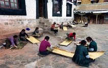 Album / Tibet / Shigatse / Tashilhunpo Monastery / Polishing the Golden Roof / Polishing the Golden Roof 5