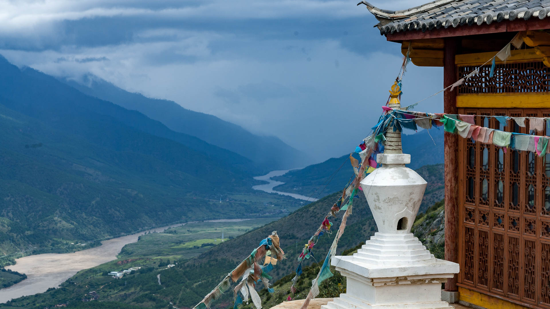 China — Yunnan, Shigu or Lijiang along the First Bend of the Yangtze River — landscape
