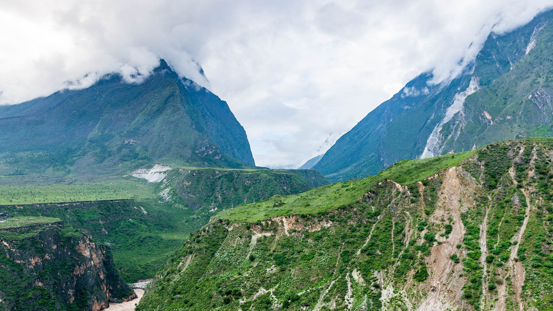 China — Yunnan, Tiger Leaping Gorge — landscape
