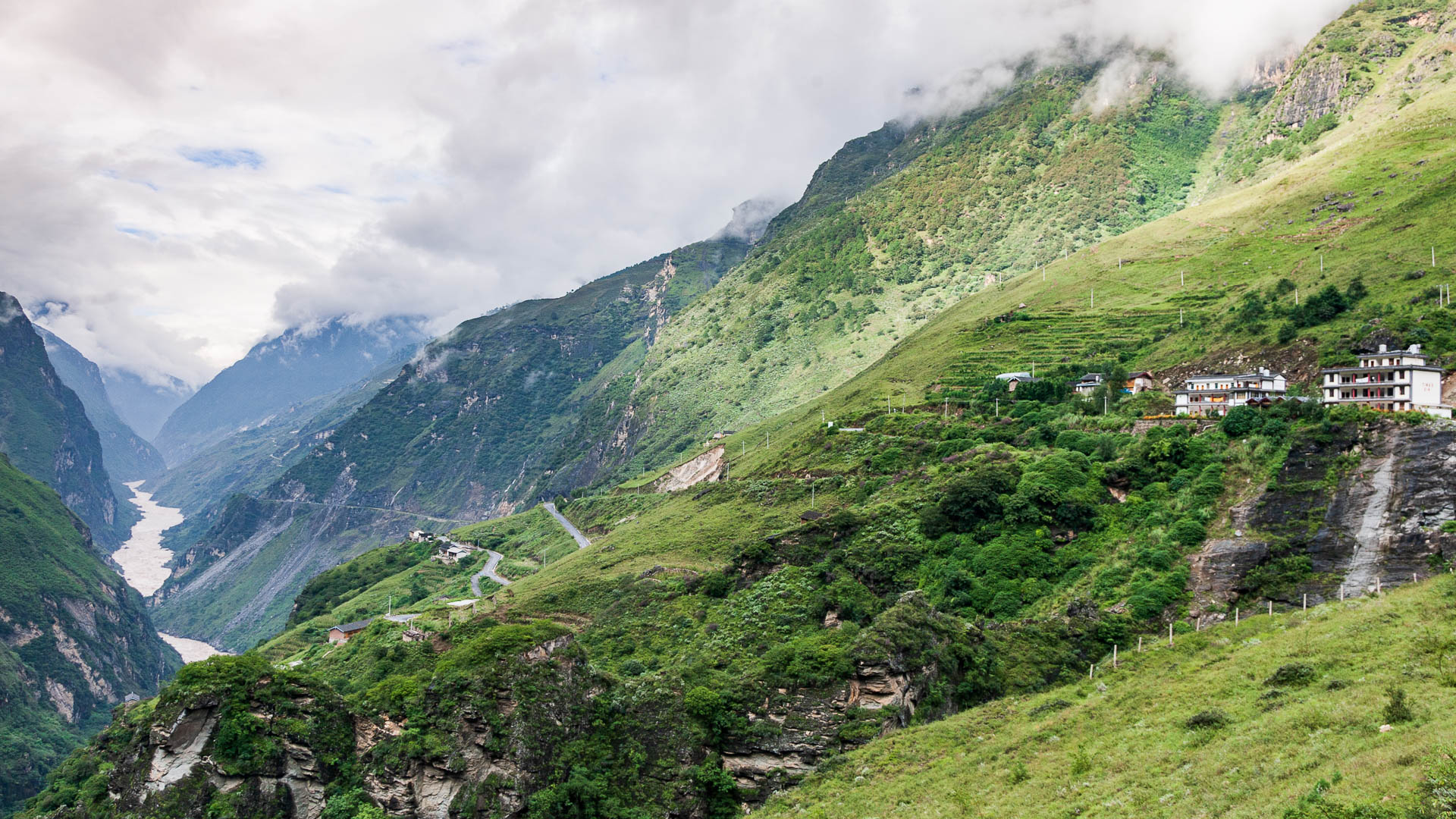 China — Yunnan, Tiger Leaping Gorge — landscape