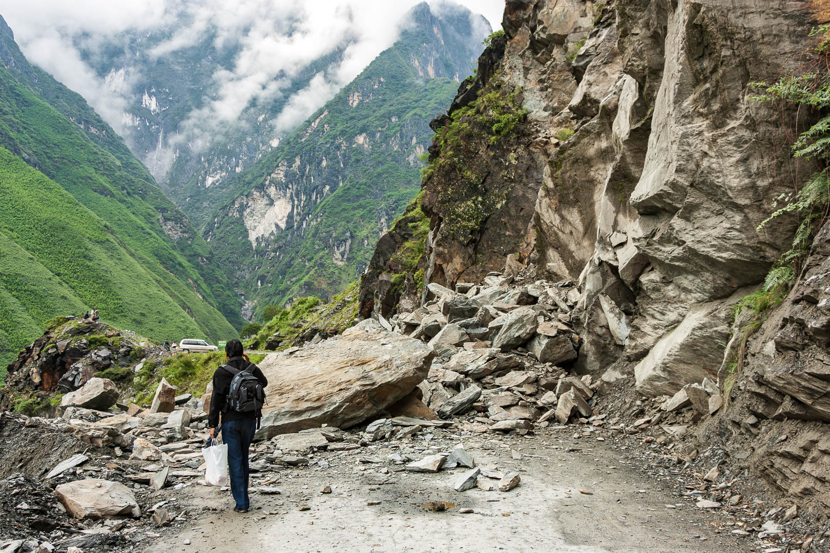 China — Yunnan, Tiger Leaping Gorge — landscape