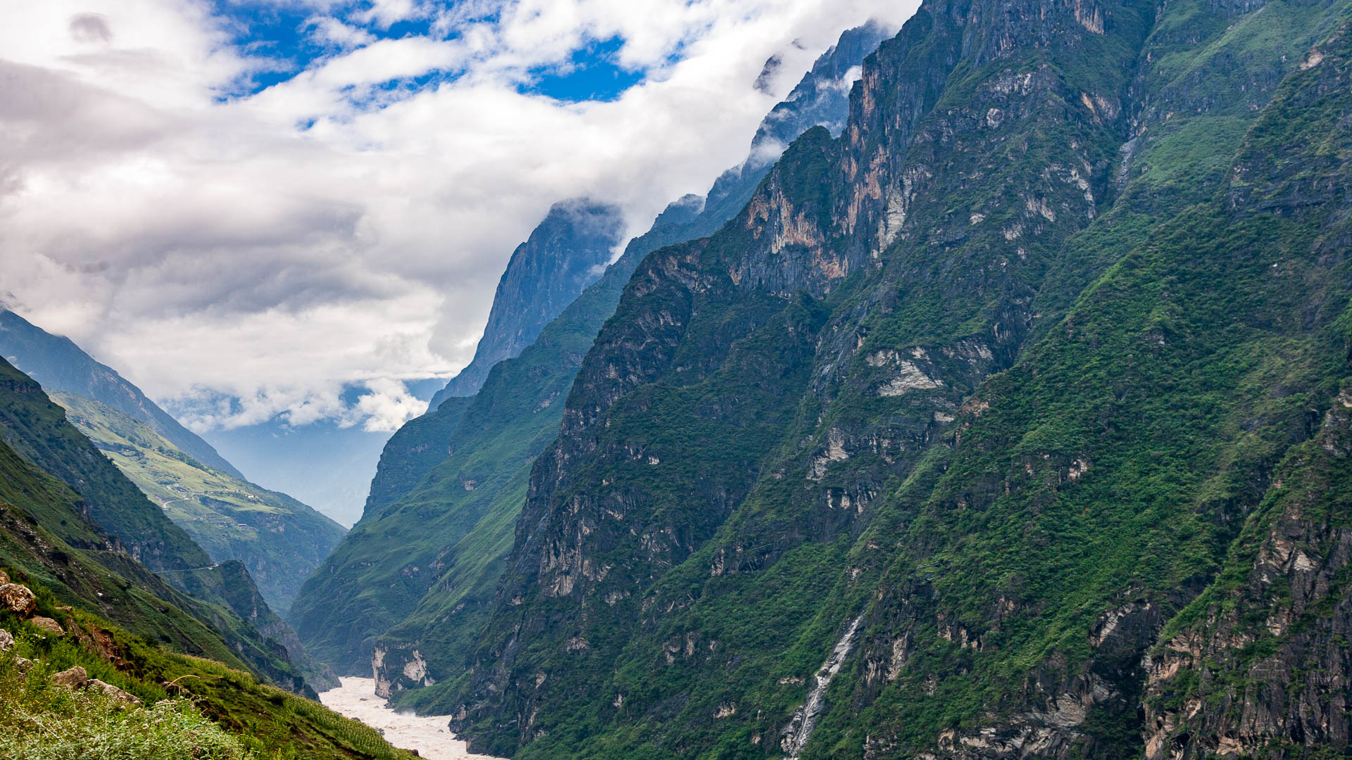 China — Yunnan, Tiger Leaping Gorge — landscape