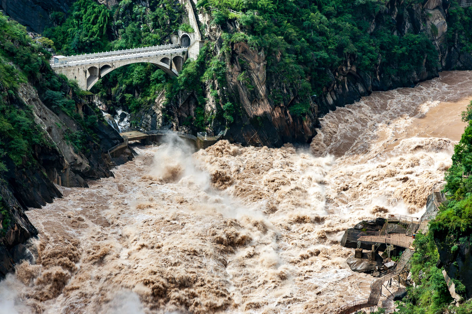China — Yunnan, Tiger Leaping Gorge — landscape