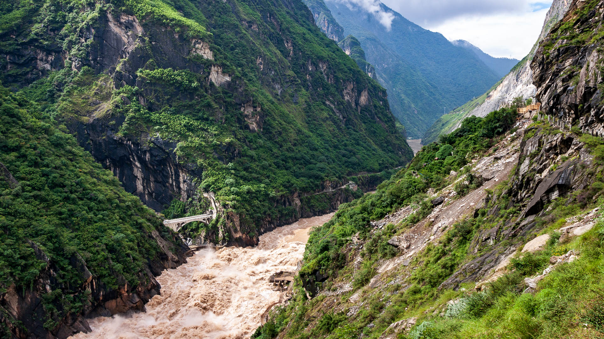 China — Yunnan, Tiger Leaping Gorge — landscape
