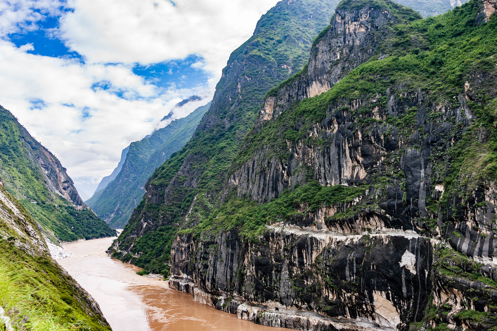 China — Yunnan, Tiger Leaping Gorge — landscape