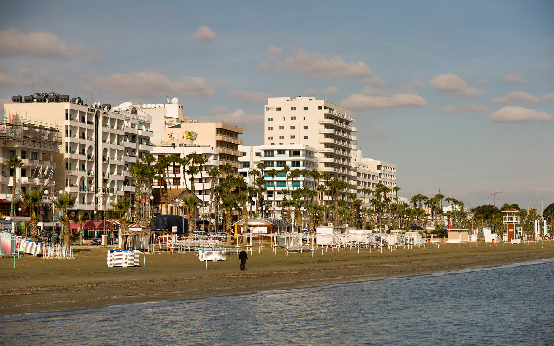 Larnaca cyprus. Набережная Финикудес Ларнака. Кипр город Ларнака. Ларнака Кипр набережная. Пляж Финикудес.